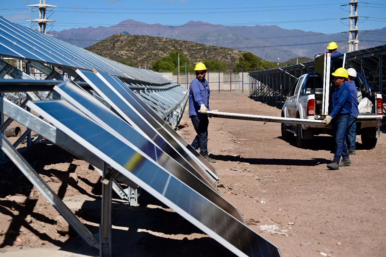 Parque Solar Godoy Cruz colocación de paneles 15