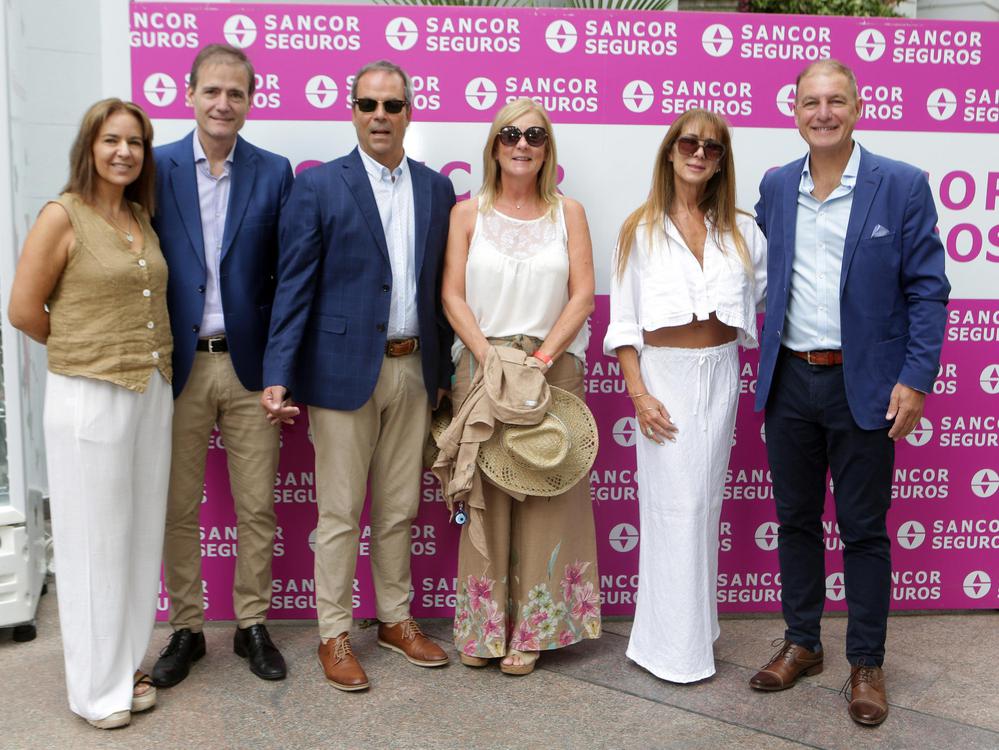 Directivos de la aseguradora junto a sus esposas.