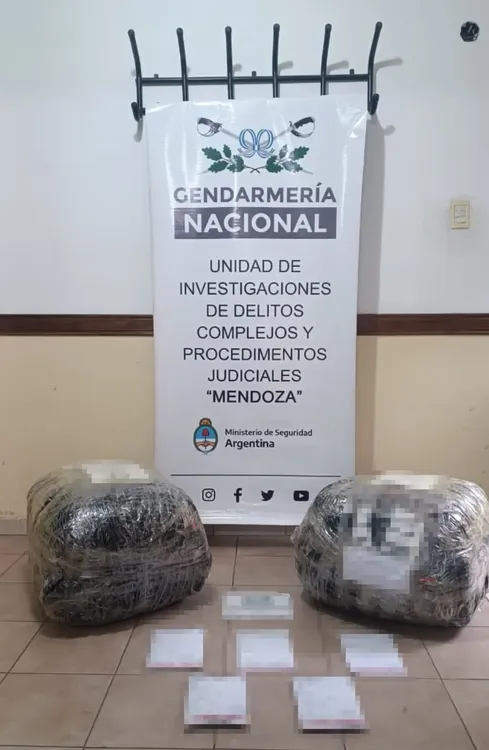 Detienen a tres hombres que estaban por recibir cuatro encomiendas con 51 kilos de cocaína (4)