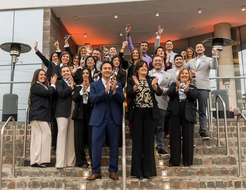 Los doctores Juan Carlos Grandin y Adriana Lotfi, junto al gran equipo de GEOF