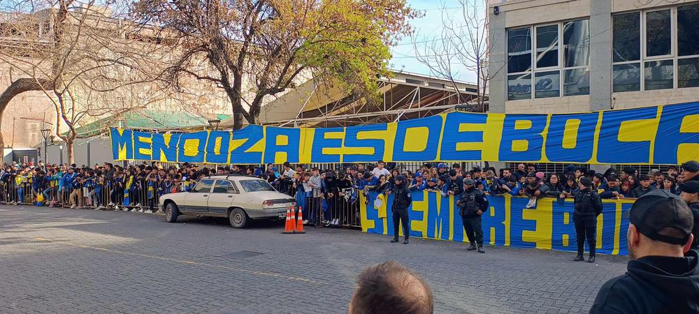 Mendoza es de Boca, hinchas en el Sheraton