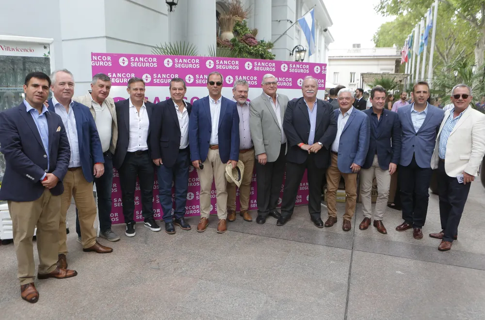 Grupo Sancor Seguros para una gran foto en el Carrusel de Vendimia.