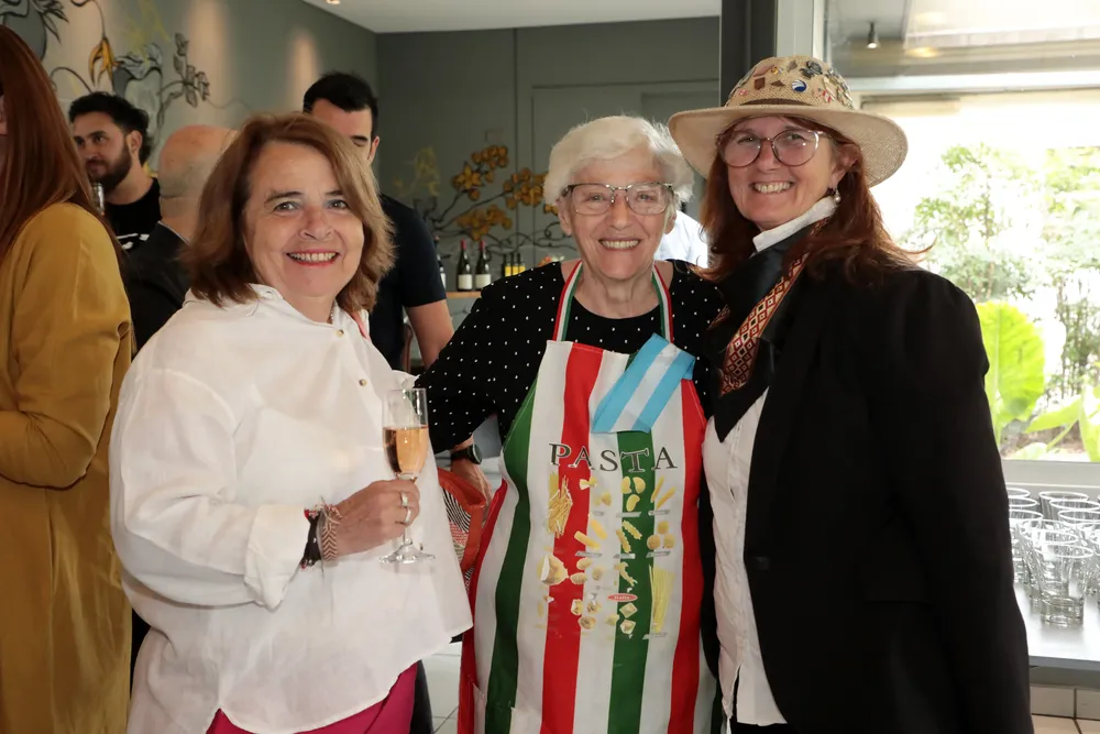 María Teresa, junto a dos referentes del vino y el enoturismo, Ana Amitrano y Carolina Fuller.
