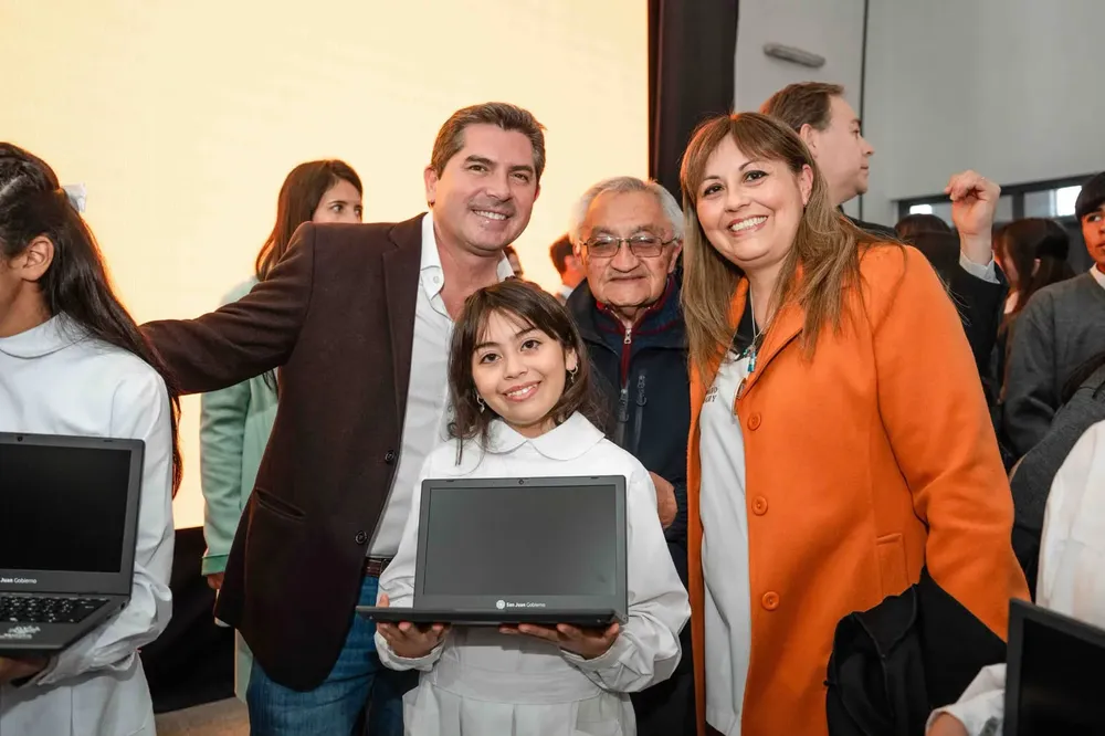 Orrego entrega computadoras 