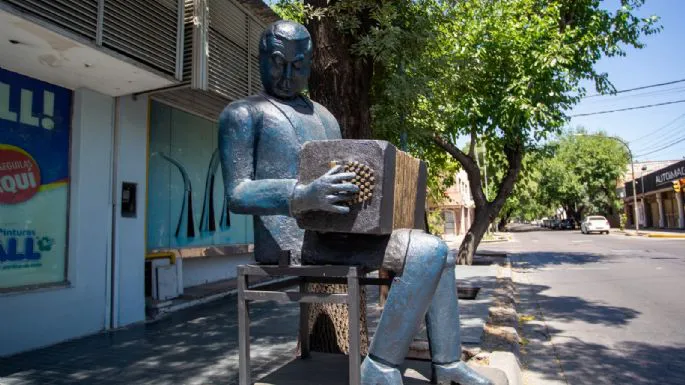 Mendoza municipio, escultura Anibal Troilo