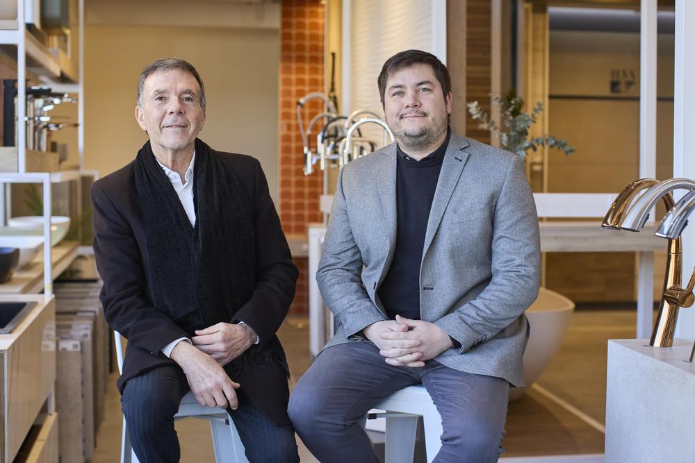 Padre e hijo en la misma empresa. Diego Pérez Colman hijo es el responsable comercial de HiperCerámico Chacras.