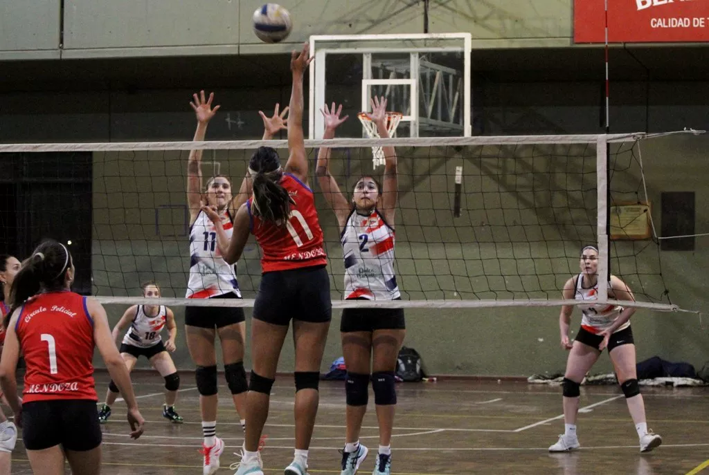 Voley, femenino, Regatas 0- Policial 3