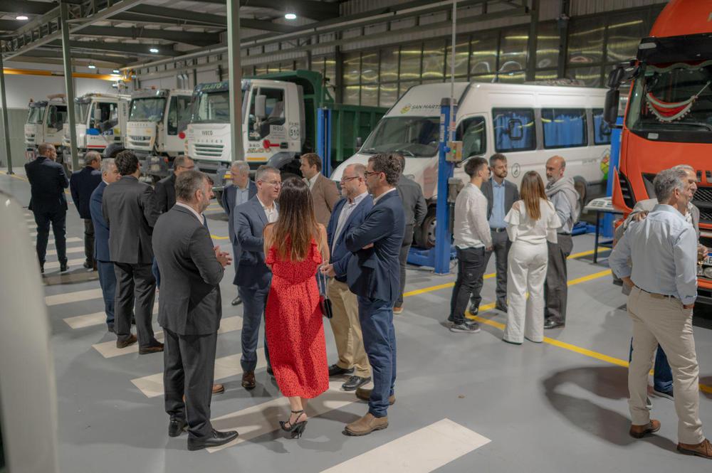 Invitados recorriendo la nueva sede