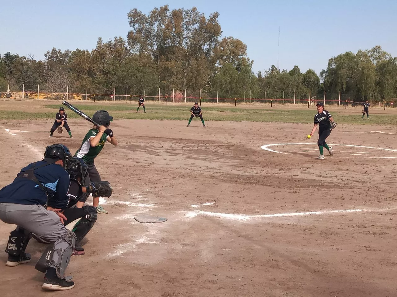 Softbol, campeonato oficial en 4 diamantes
