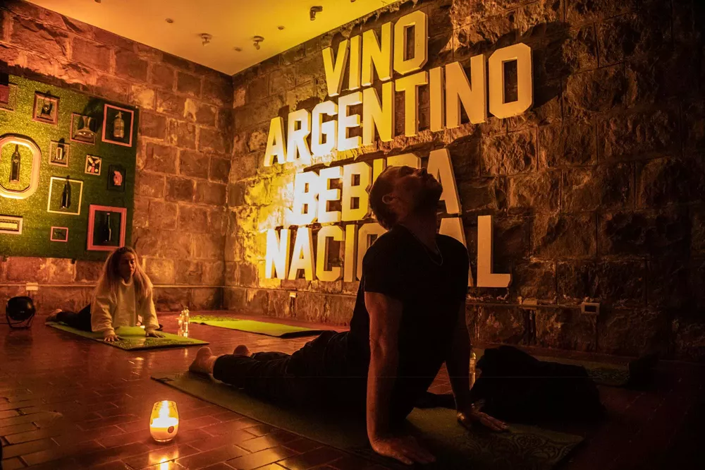 Elongar y fortalecer el cuerpo, entre los beneficios de las posturas de yoga