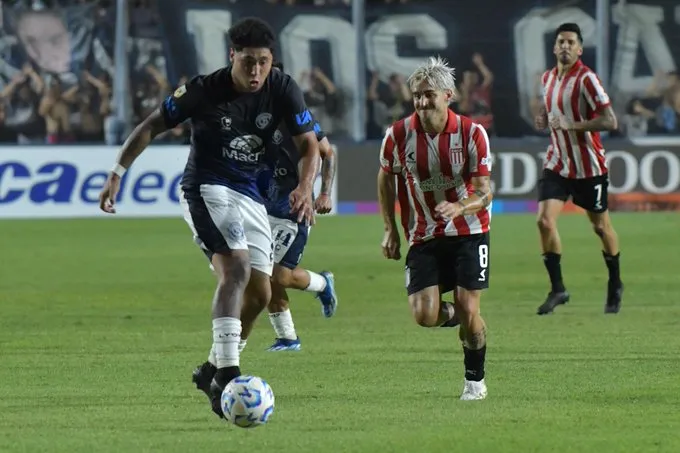 Independiente Rivadavia, Estudiantes de La Plata