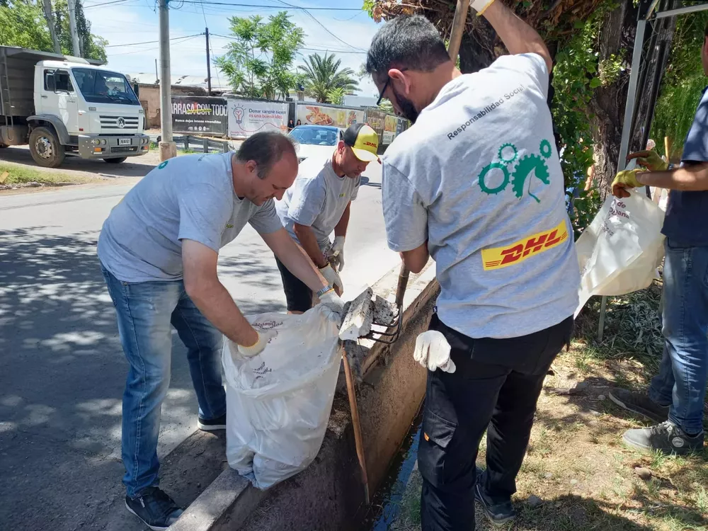 empresa dhl limpieza de cauce mathus hoyos con muni 1