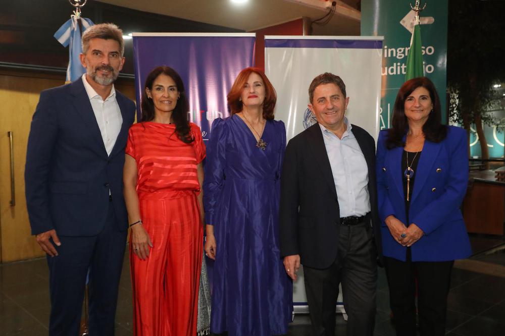 El cónsul general de Italia en Mendoza, Giuseppe D'Agosto y su esposa Teresa, junto a Ulpiano y Daniela Suarez y Gabriela Testa.
