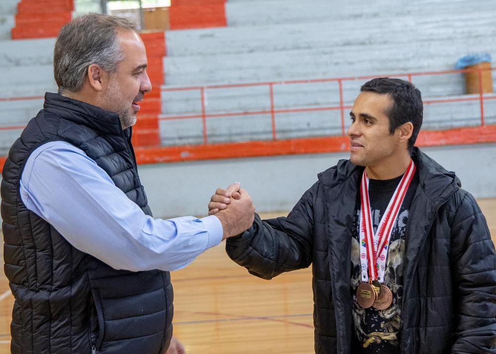 Atletismo, reconocimiento a Matías Riveros