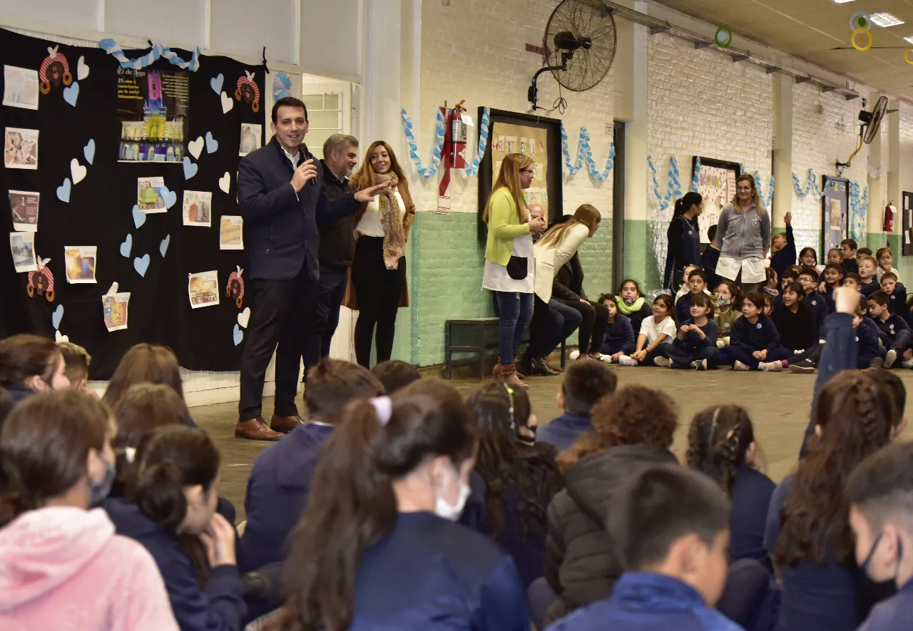 Tadeo en escuela Tomás Godoy Cruz 167 aniversario 3