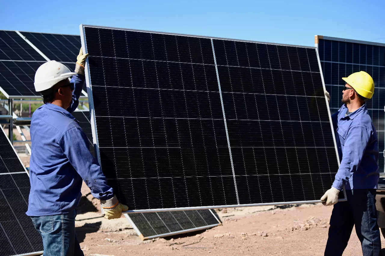 Parque Solar Godoy Cruz colocación de paneles 19