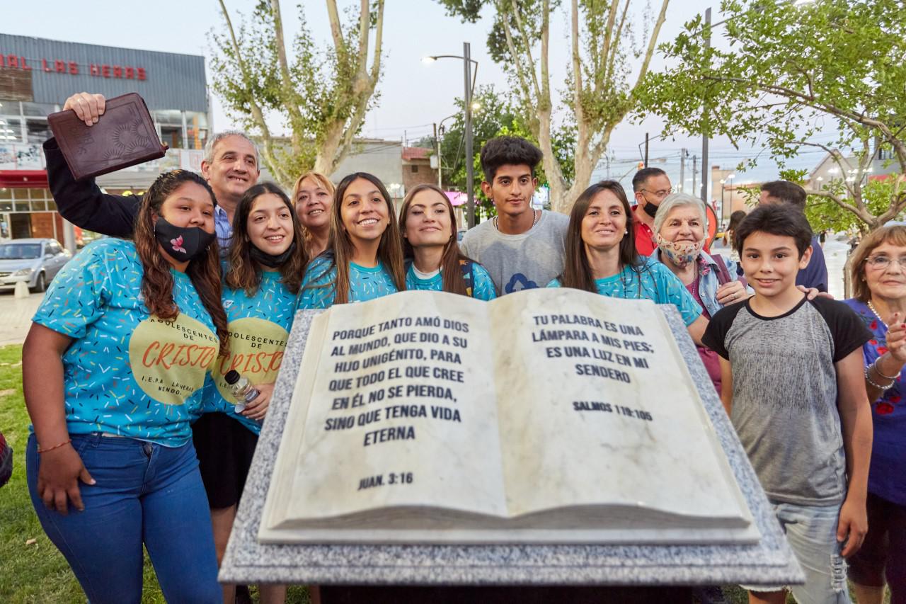Las Heras, Monumento a la Biblia, Plaza Marcos Burgos