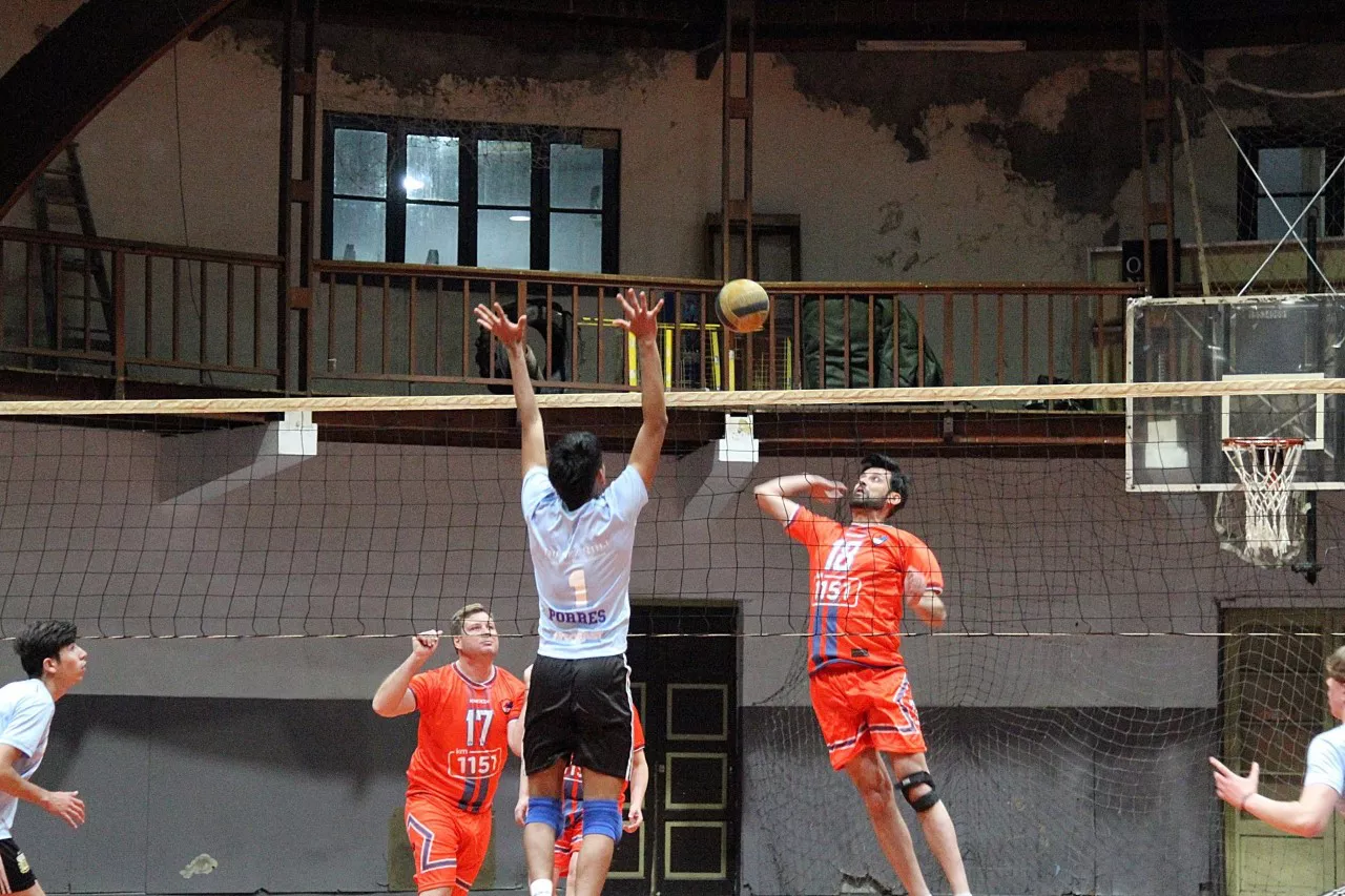 Voley, Policial venció a Porres