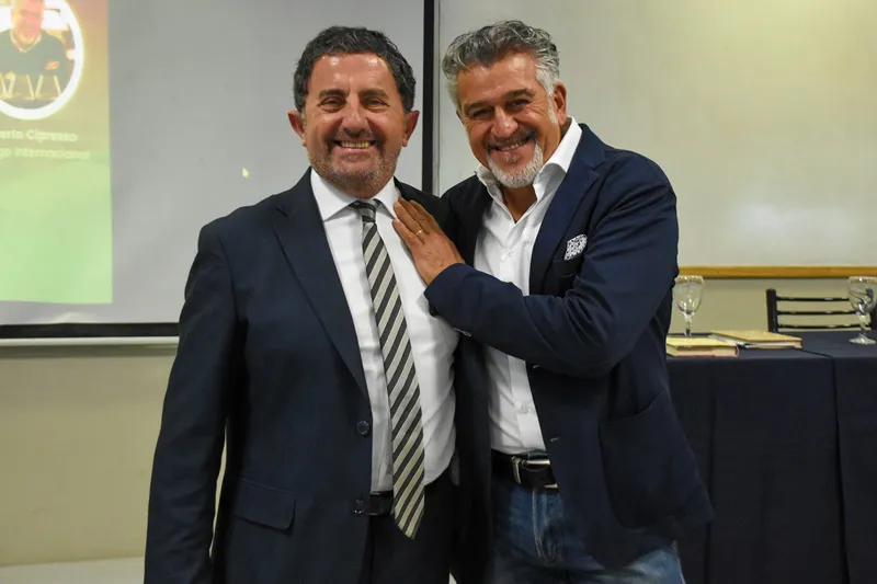 El cónsul general Giuseppe D_Agosto y el enólogo italiano Roberto Cipresso.