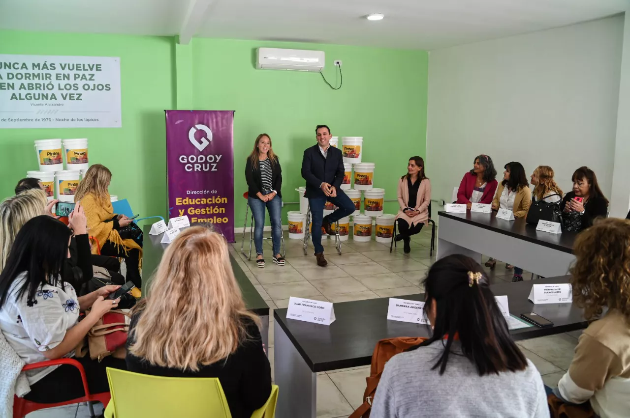 Entrega de pintura a escuelas de Godoy Cruz Garcia Zalazar