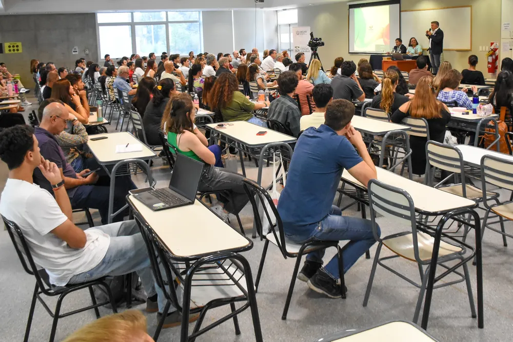 Más de 200 personas asistieron para escuchar al enólogo internacional.