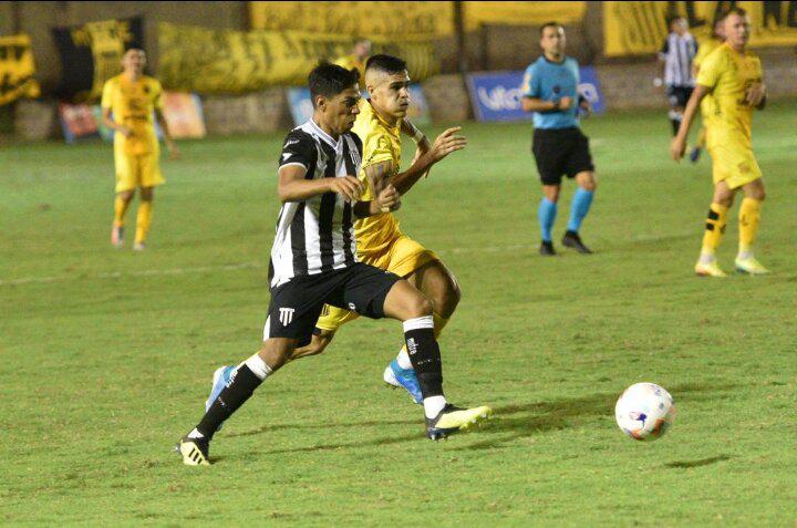 Gimnasia puntero, 2 a 1 a Mitre en Santiago