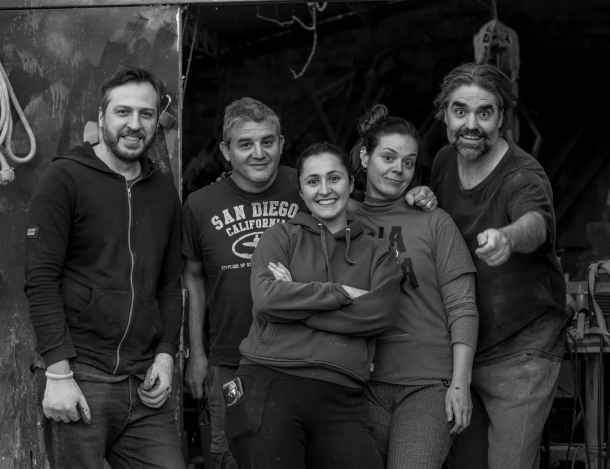 Grupo escultórico Ensamblados juntos al maestro Fernando Rosas