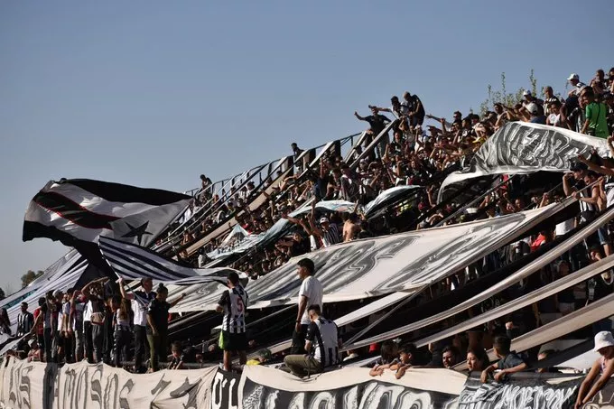 Nacional, hinchada de Gimnasia en el Legrotaglie