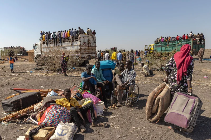 Refugiados y retornados suben a camiones en Joda, Sudán del Sur, para ser transportados a un centro de tránsito de ACNUR. Créditos ACNUR - Andrew McConnell