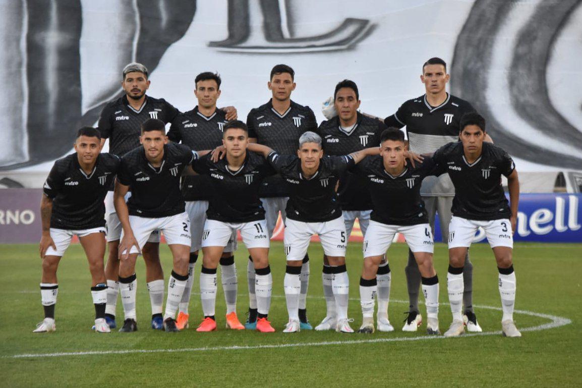 Gimnasia y Esgrima, entrenó nueva camiseta