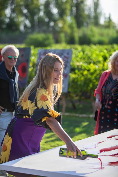 El vino, uno de los materiales de las obras de Sandra Persia 1