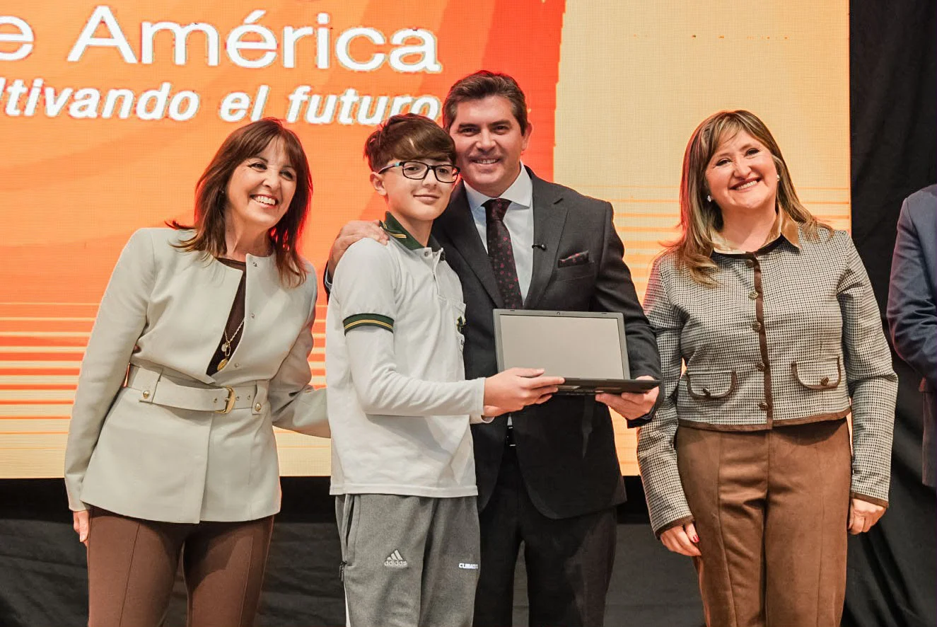 Orrego entrega computadoras