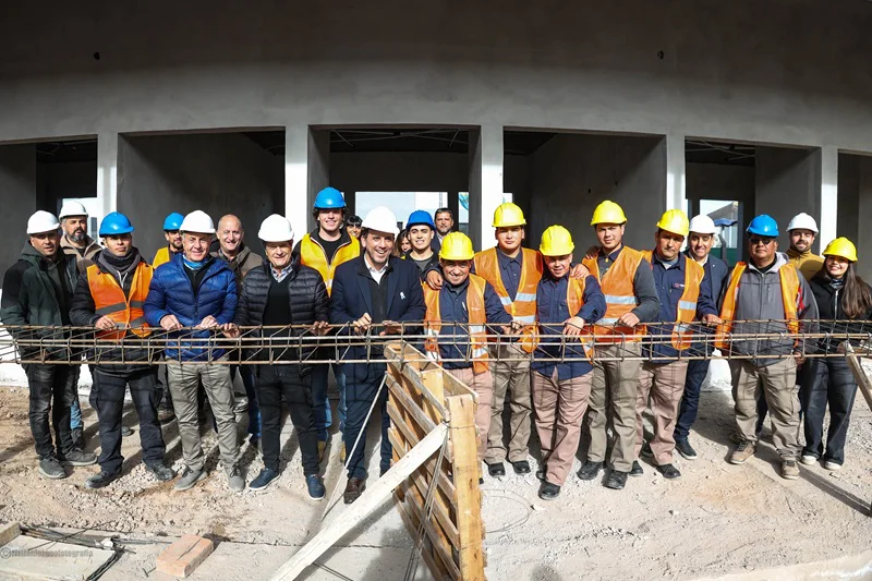 Referentes de CECIM, autoridades del ministerio y los trabajadores que recibieron su certificación.