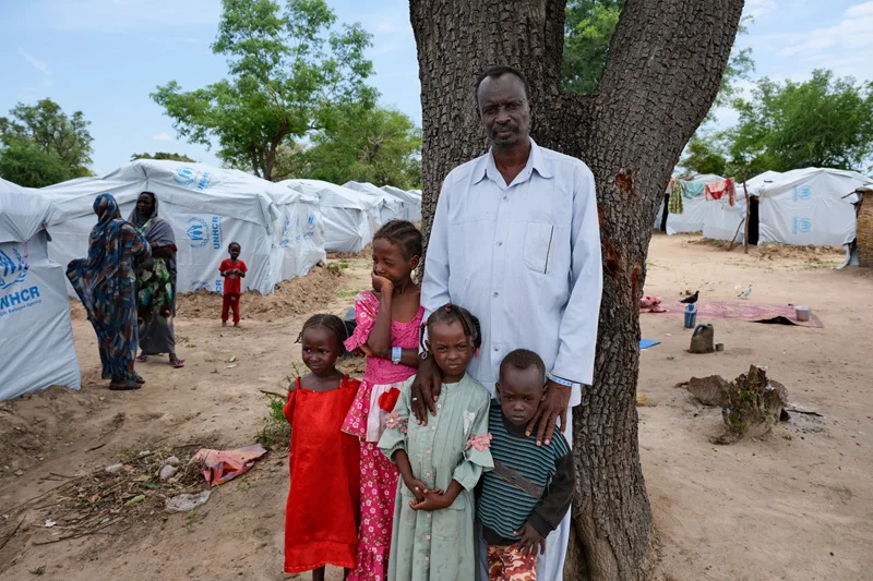 Mohammed, refugiado sudanés, junto a cuatro de sus hijos en el campamento de Korsi, en República Centroafricana. Créditos ACNUR - Josselin Brémaud