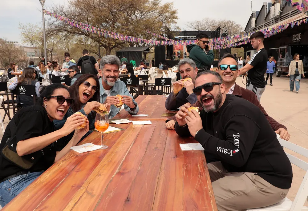 el intendente de ciudad de mendoza con su equipo disfrutando