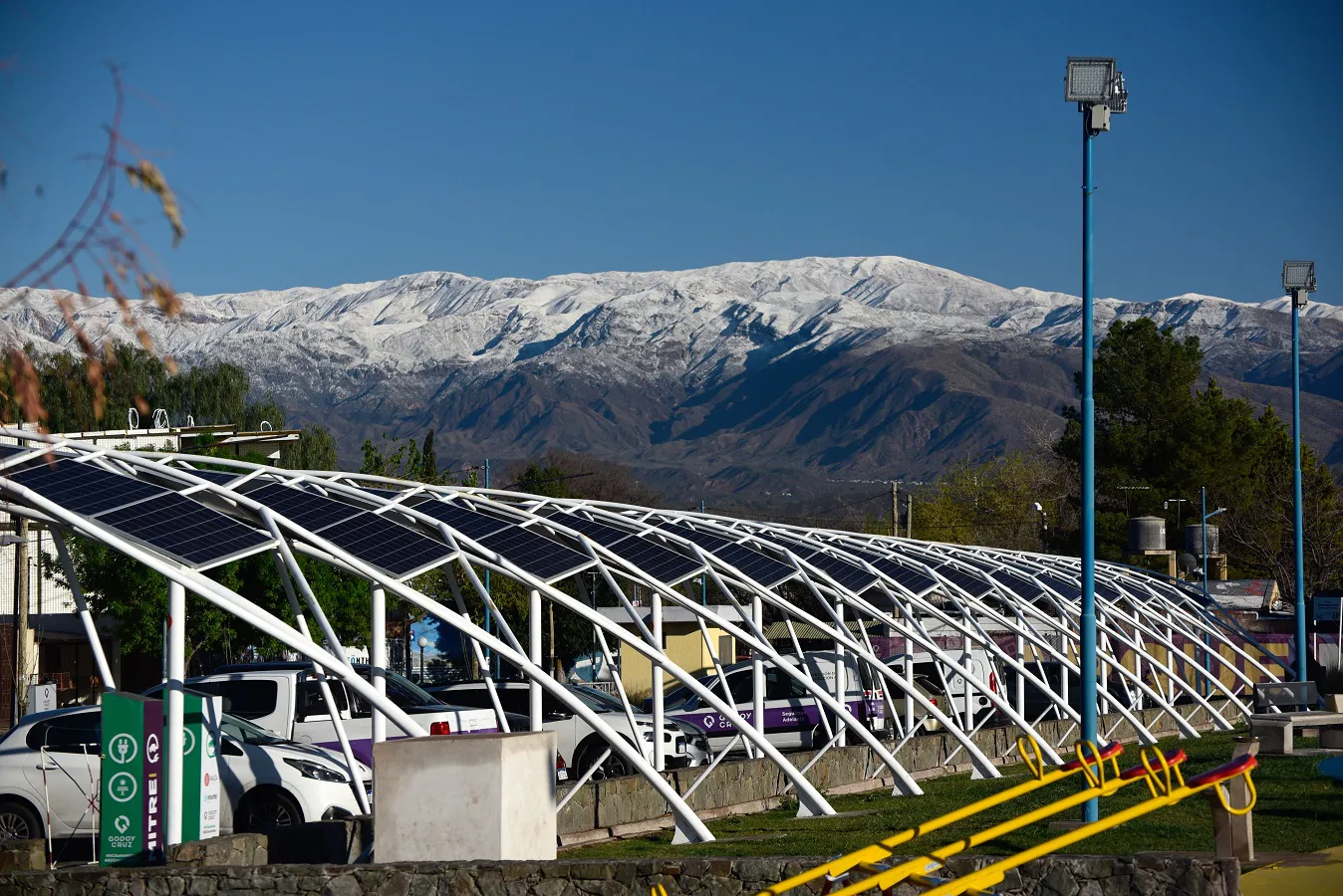 parque mitre vista paneles solares y montaña godoy cruz