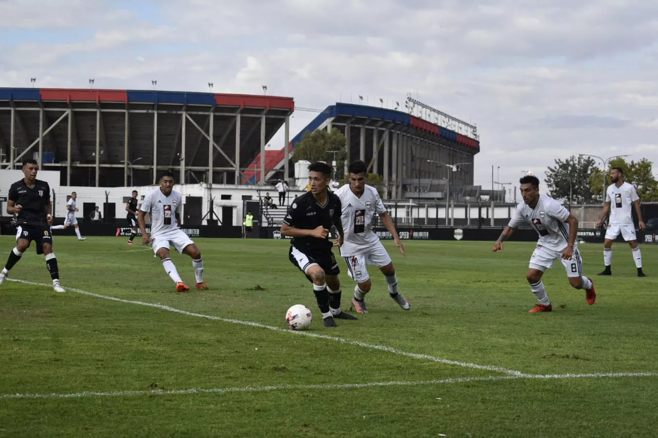 Primera Nacional, Riestra Gimnasia Mza 0 a 0