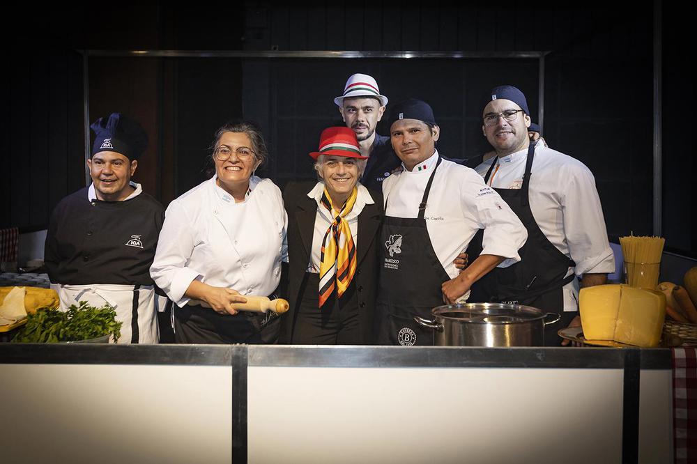 Beatriz Barbera junto a todo el equipo de cocina de Francesco Ristorante.