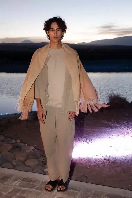 Modelo con poncho
