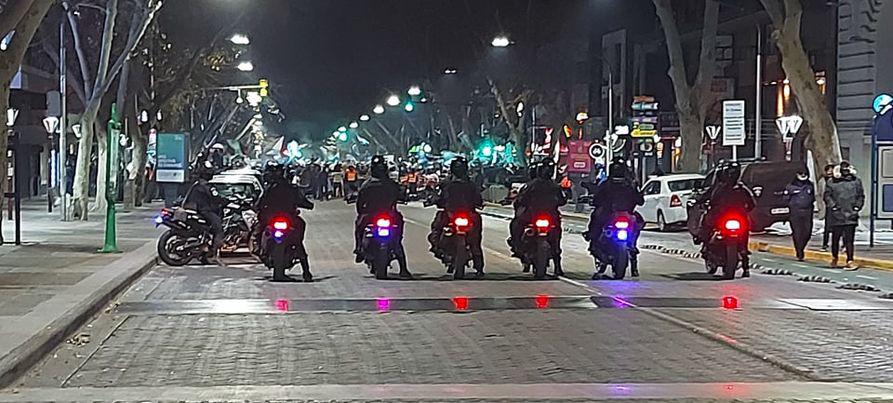 Policias cuidan el orden por los festejo