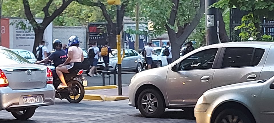 Expreso a pie, se rompió el micro antes de llegar al Estadio