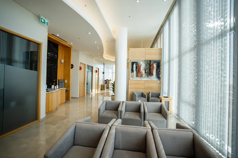Sala de espera, moderna y vanguardista, a tono con la línea de toda la clínica.