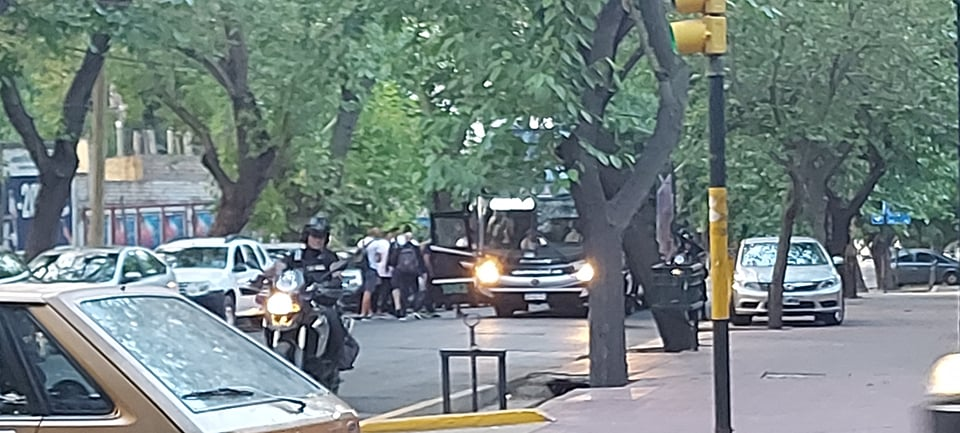 Tomba, los dejaron a pie, se rompió el micro