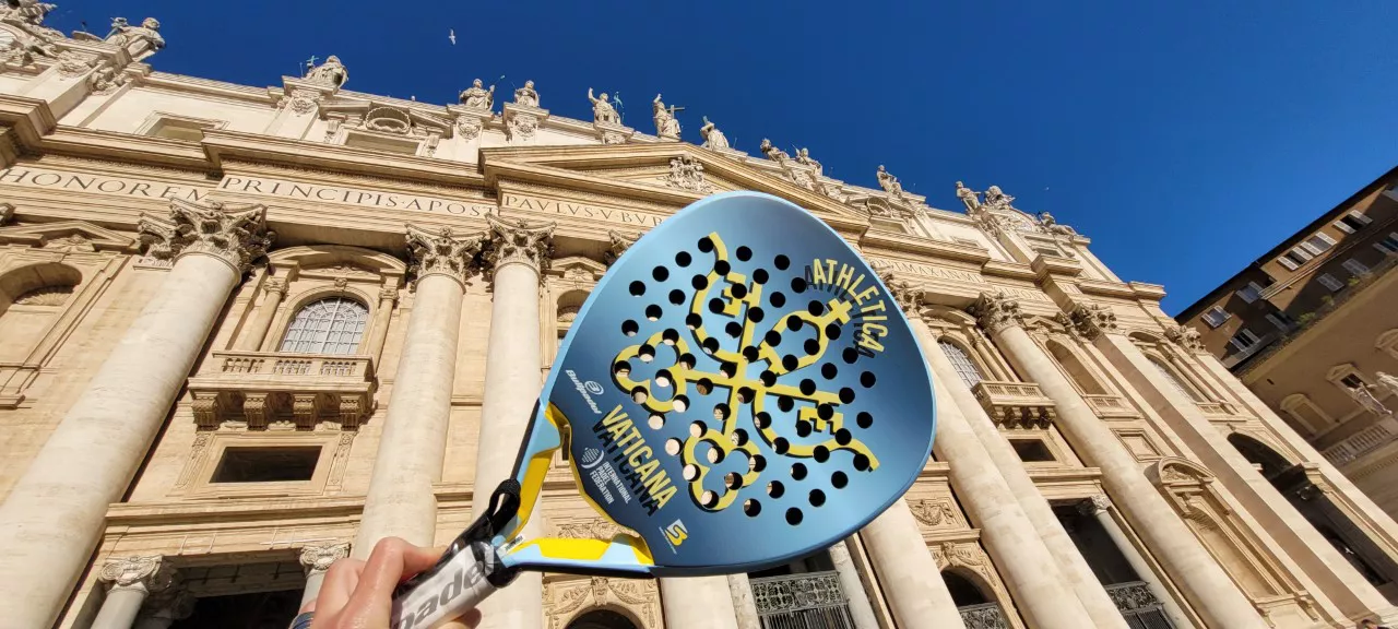 Padel, la pala del Papa Franncisco