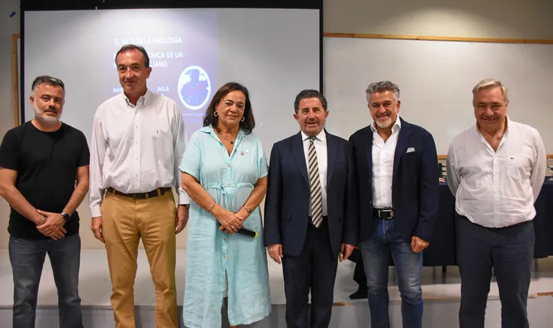 El vicerrector Gabriel Fidel, la decana María Flavia Filippini, el cónsul general Giuseppe D_Agosto y el enólogo Roberto Cipresso, junto a profesores de la casa.