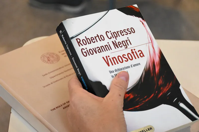 Libros en mano, los alumnos pidieron la firma del autos al finalizar la charla.