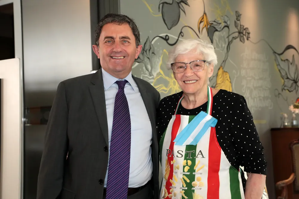 El cónsul Giuseppe D Agosto junto a María Teresa.