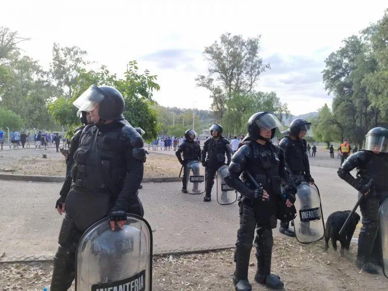 Tribuna segura, derecho de admisión para tres hinchas violentos