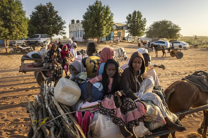 Refugiados sudaneses llegan a la frontera en Adre, Chad, tras huir de Sudán. Créditos ACNUR - Andrew McConnell