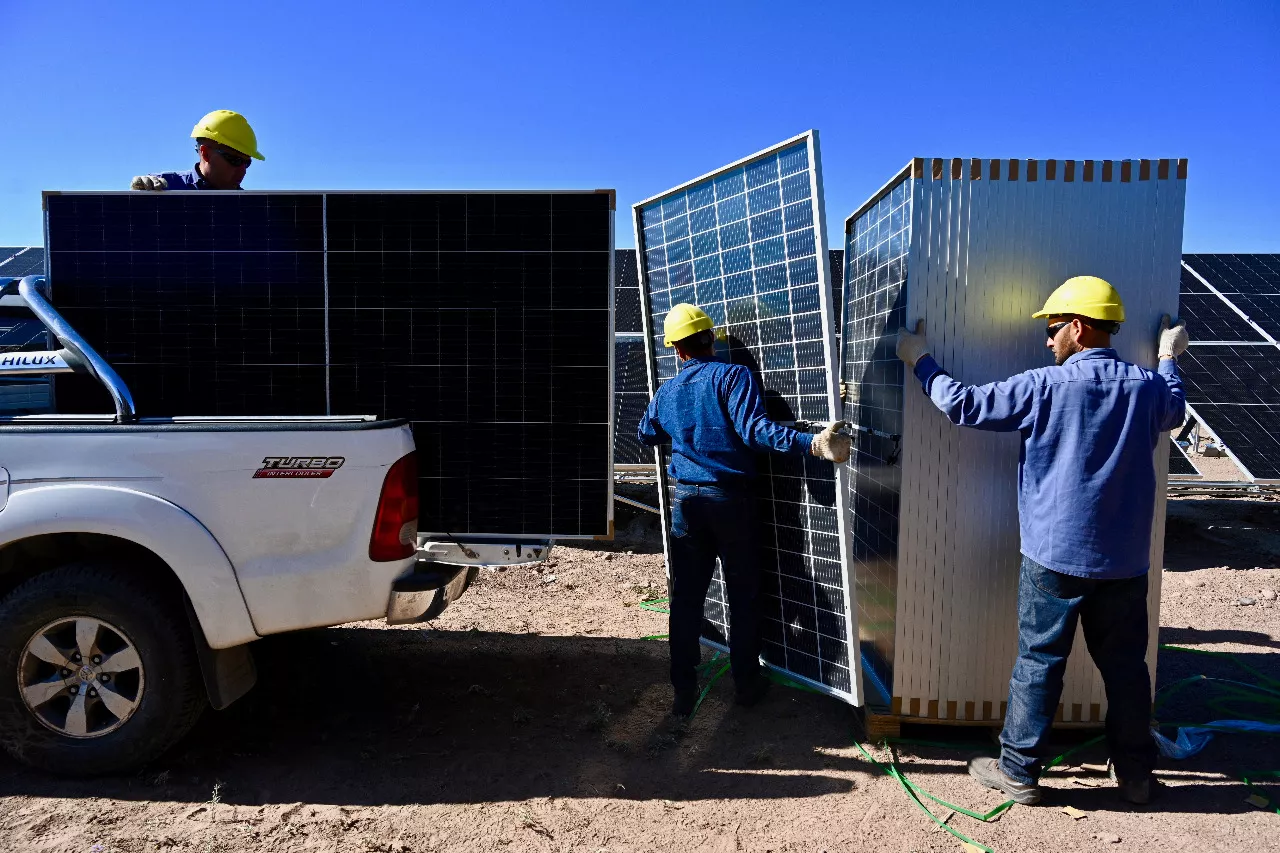 Parque Solar Godoy Cruz colocación de paneles 6